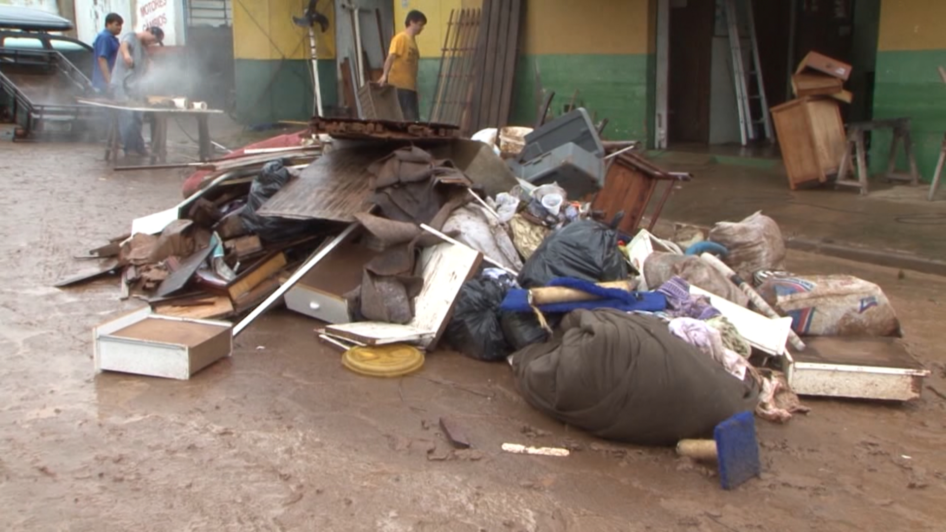 Após a chuva: famílias que perderam tudo se recuperam de desastre